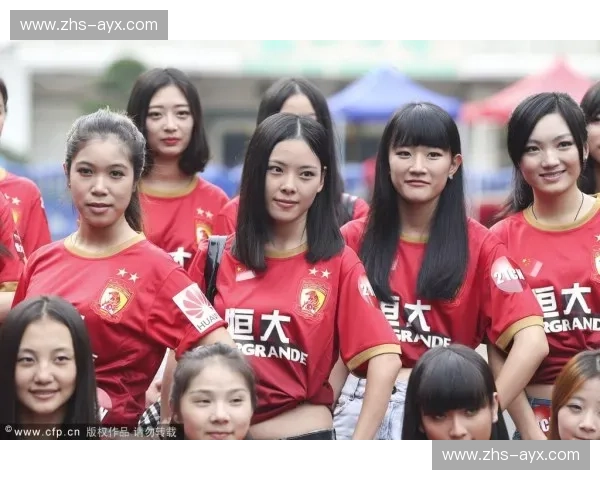 现场球迷高唱助威歌曲,营造热烈比赛氛围 现场球迷高唱助威歌曲,营造热烈比赛氛围