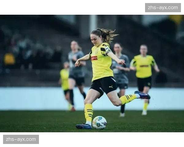 通讯：跟随德甲女足裁判的一天，揭秘她们的训练与执法工作